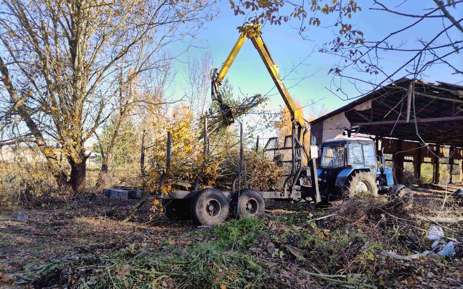 Працоўная слава - В Ивенце коммунальники приводят в порядок территорию  бывшей пилорамы